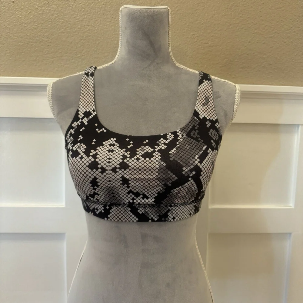 Lululemon Energy Bra Ziggy Snake Gray Black Print Strappy Back Size 4 With Pads